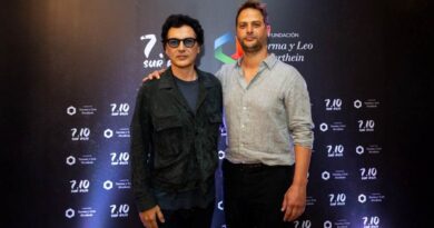 Álvaro Rufiner, da Fundação Norma e Leo Werthein (à esquerda), junto a Uriel Sokolowicz, diretor do filme (à direita).