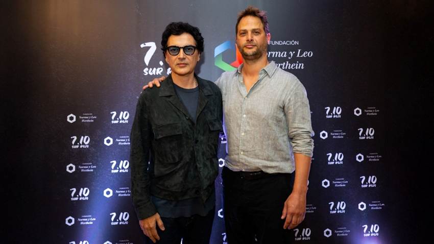 Álvaro Rufiner, da Fundação Norma e Leo Werthein (à esquerda), junto a Uriel Sokolowicz, diretor do filme (à direita).