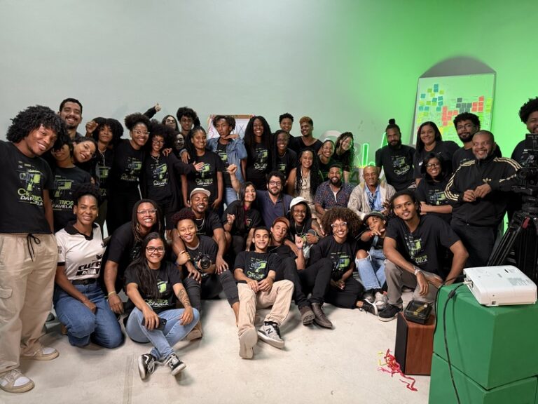 Cri.Ativas das FavELAS: projeto gratuito capacita 125 mulheres em audiovisual e IA em Salvador