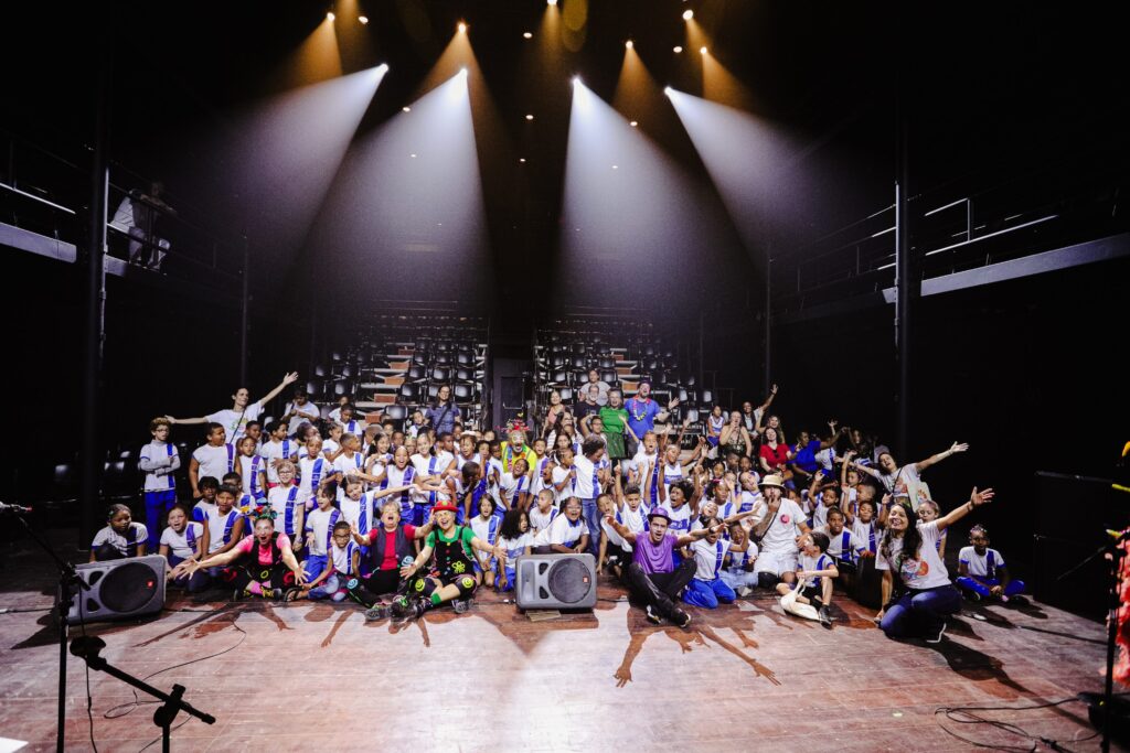 Centenas de crianças participam do ciclo de reabertura do Teatro Vila Velha
